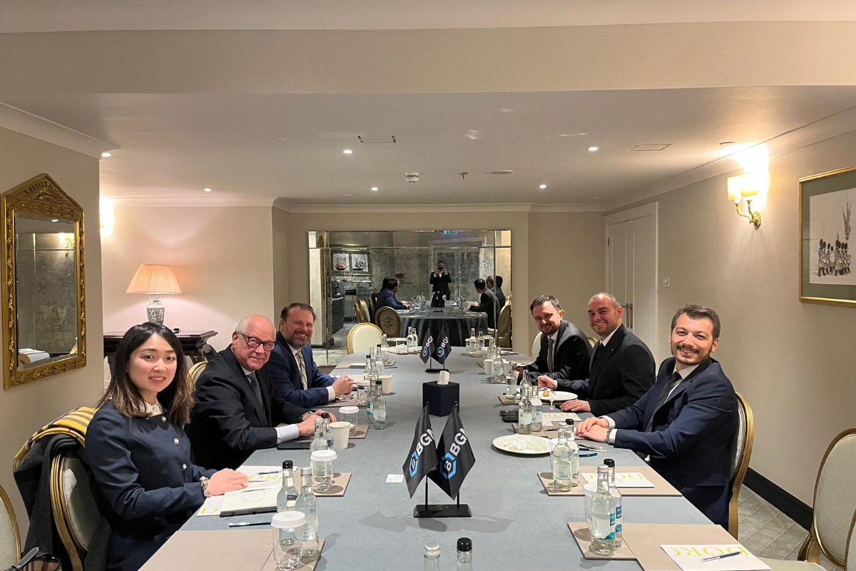 Turkish Fuel Services, Londra’da küresel enerji dönüşümü ve 2026 karbon regülasyonları kapsamında SAF stratejilerini değerlendirdi.